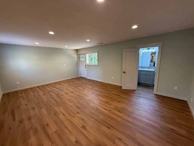 Photo - 805 Boxwood Ln SE
