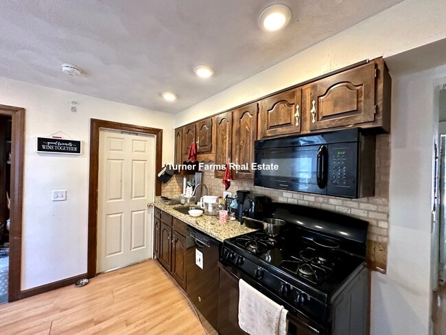 Building Photo - 352 Main St Unit 2 Rental