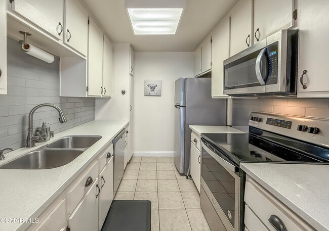 Photo - 5460 White Oak Ave