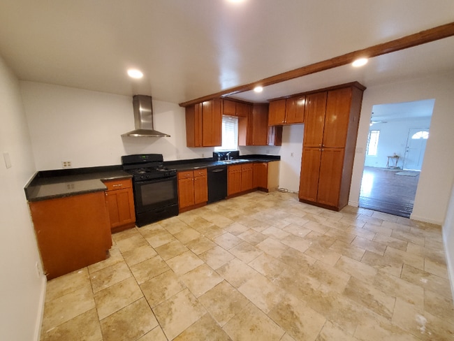 Photo - 2730 Lime St Unidad A