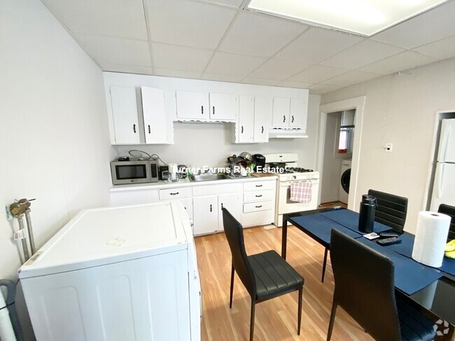 Building Photo - 122 Buttonwood St Rental