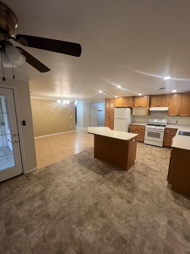 Photo - 1740 Louise Ave