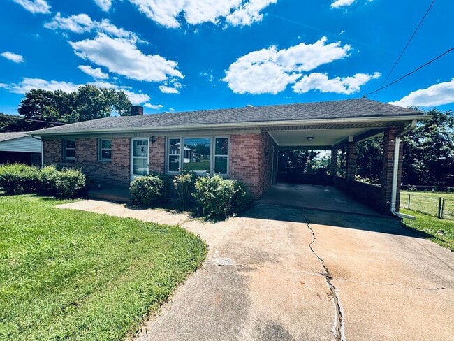Building Photo - Brick Ranch off of Fort Ave