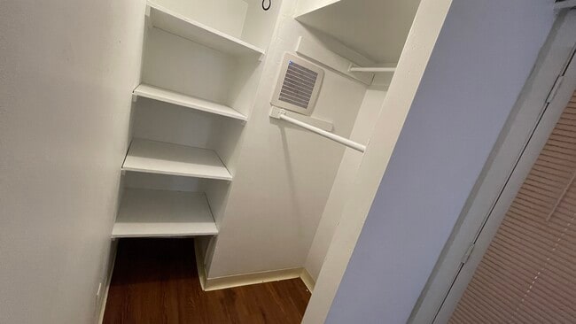 Walk-in Closet - 425 S 46th St