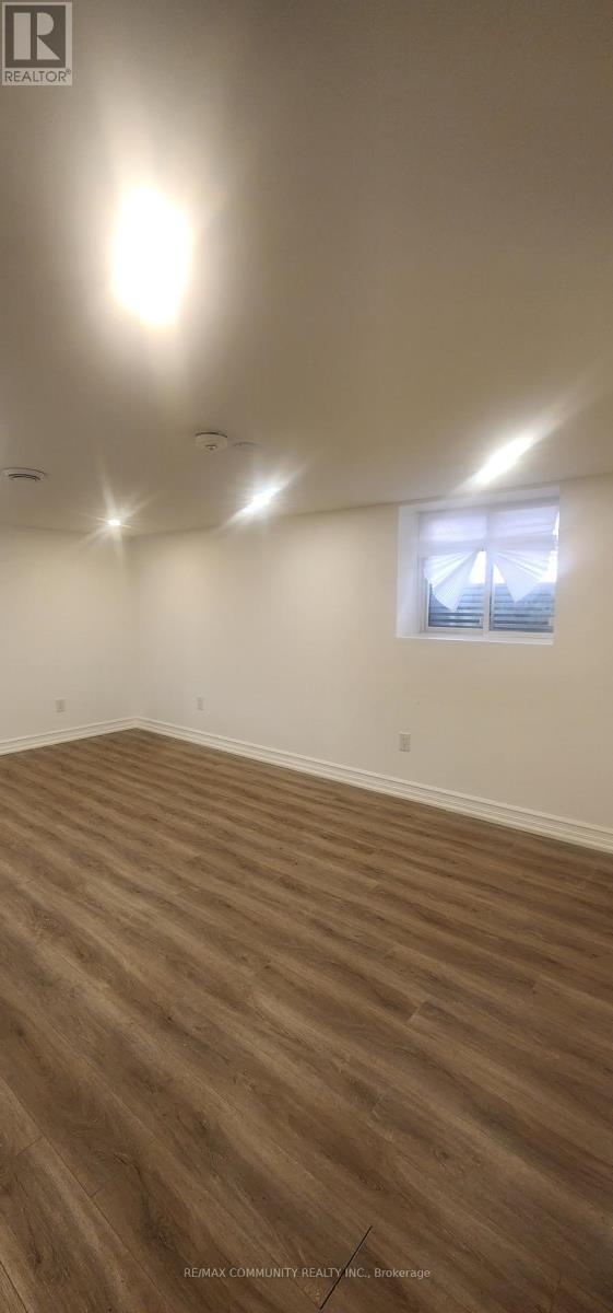 Photo - 859 Mary St N