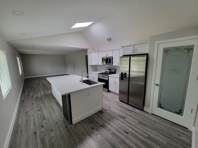 Photo - 535 W 15th St