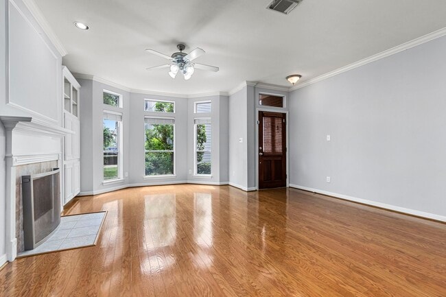 Photo - 707 W Heights Hollow Ln