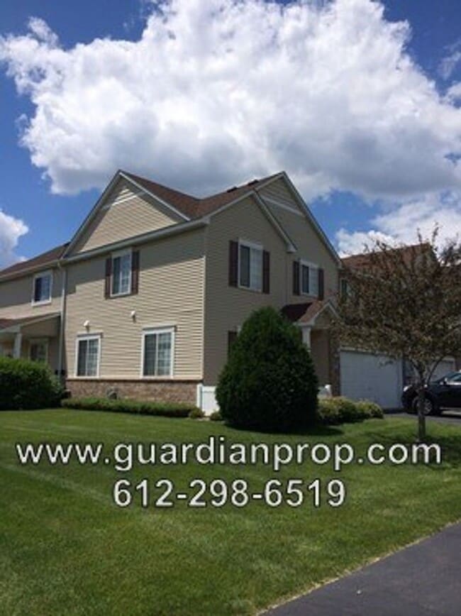 Building Photo - End Unit Townhouse for October 1 Close to ...