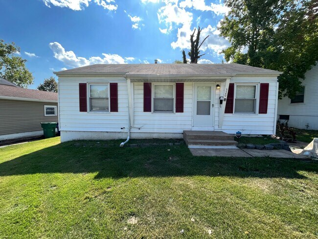 Newly Renovated Three Bedroom Coming Avail... - Newly Renovated Three Bedroom Coming Avail... House