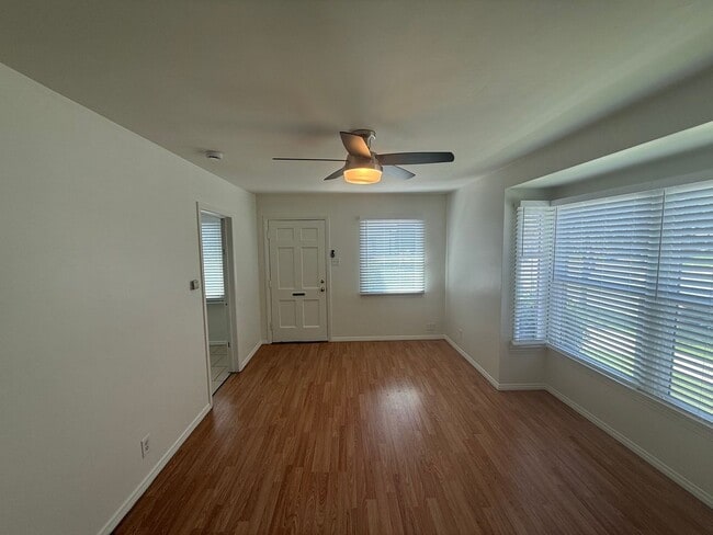 1820 N Hollywood Way Unidad 1820 N Hollywood Way