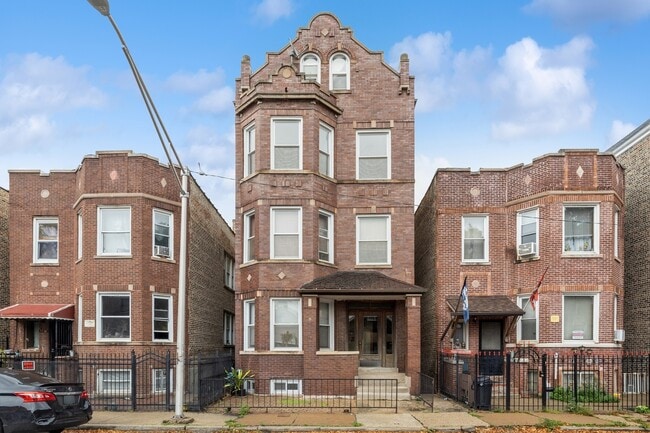 Building Photo - 3213 S Lituanica Ave Unit 4F