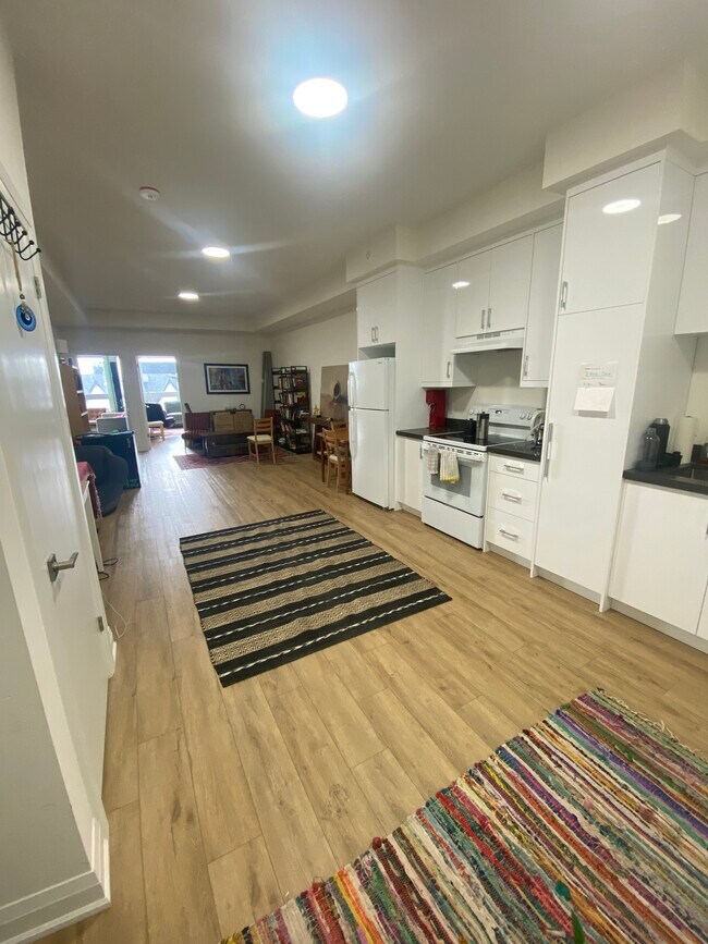 Building Photo - 782 St Clair Av W Unit 1
