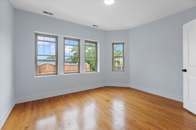 Building Photo - 2 bedroom in Chicago IL 60618 Unit 3 Rental