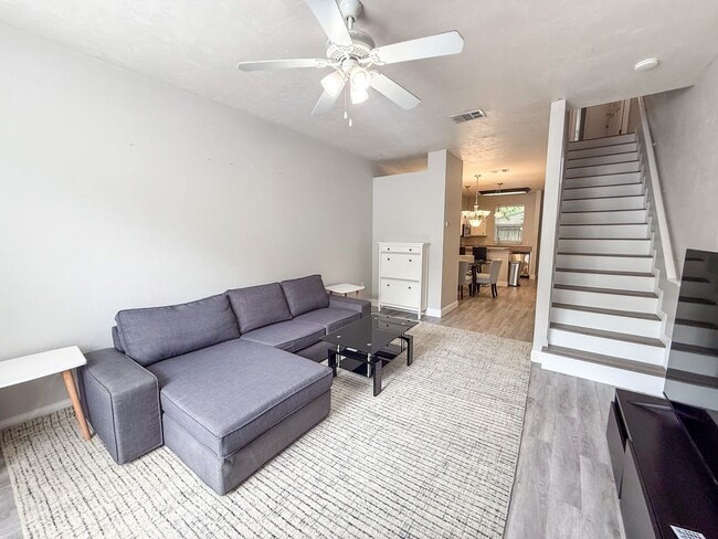 Building Photo - Victoria Station #132