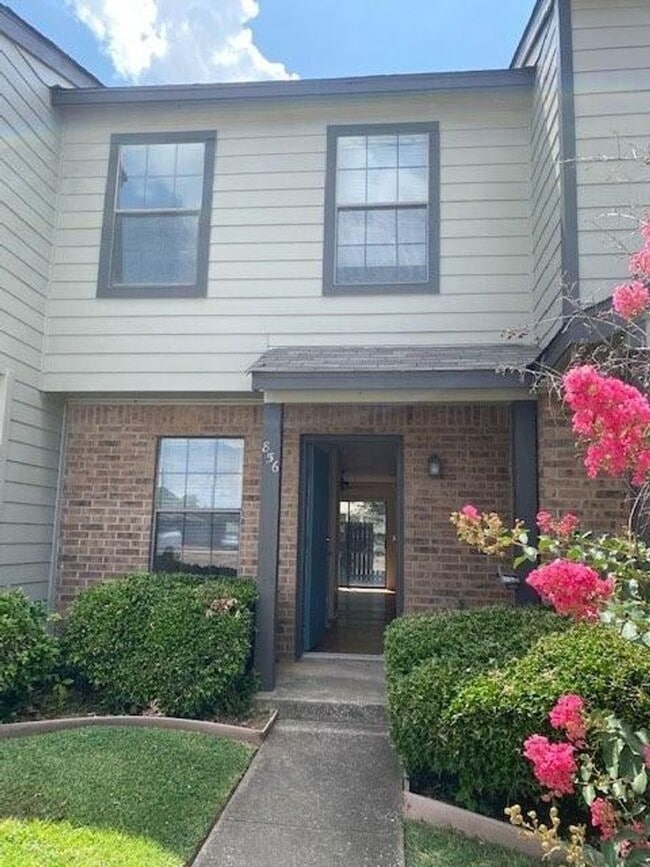 Building Photo - Mesquite Ridge Townhomes Unit 856 W. Collins Street