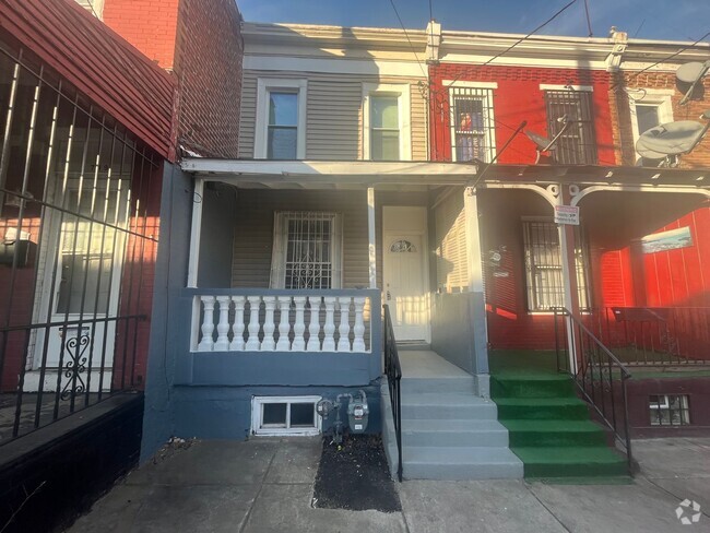 Building Photo - Newly Renovated 2 Bed/1.5 Bath Row Home in...