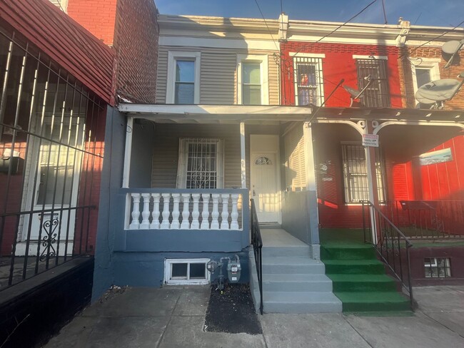 Newly Renovated 2 Bed/1.5 Bath Row Home in... - Newly Renovated 2 Bed/1.5 Bath Row Home in...