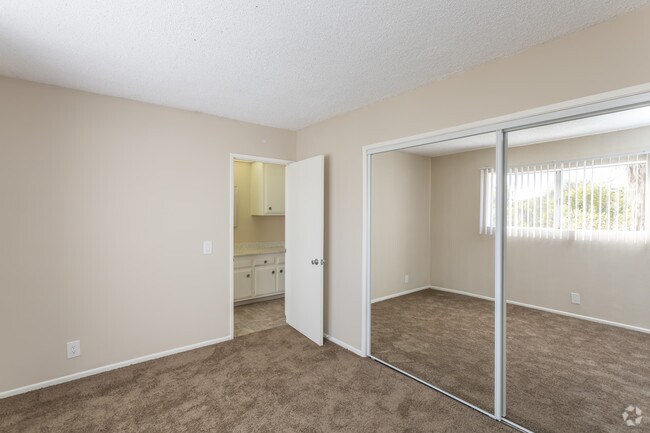 1 BR, 1 BA - 594 SF