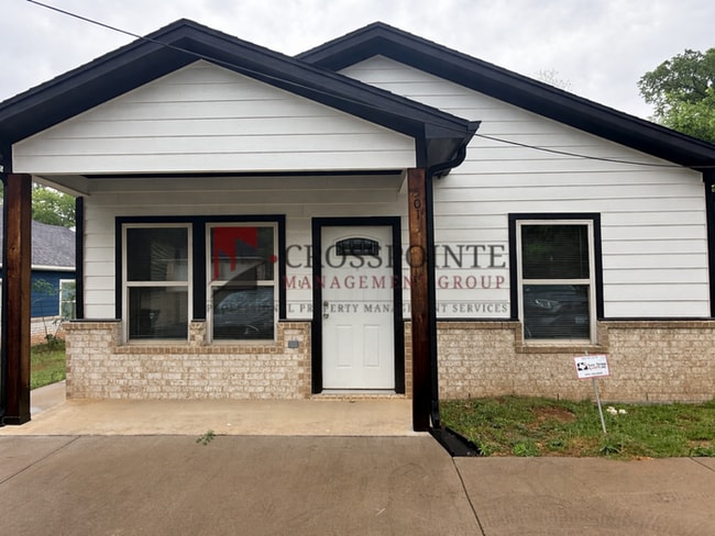Building Photo - Tour Today! 3 Bedroom, 2 Bathroom Duplex!