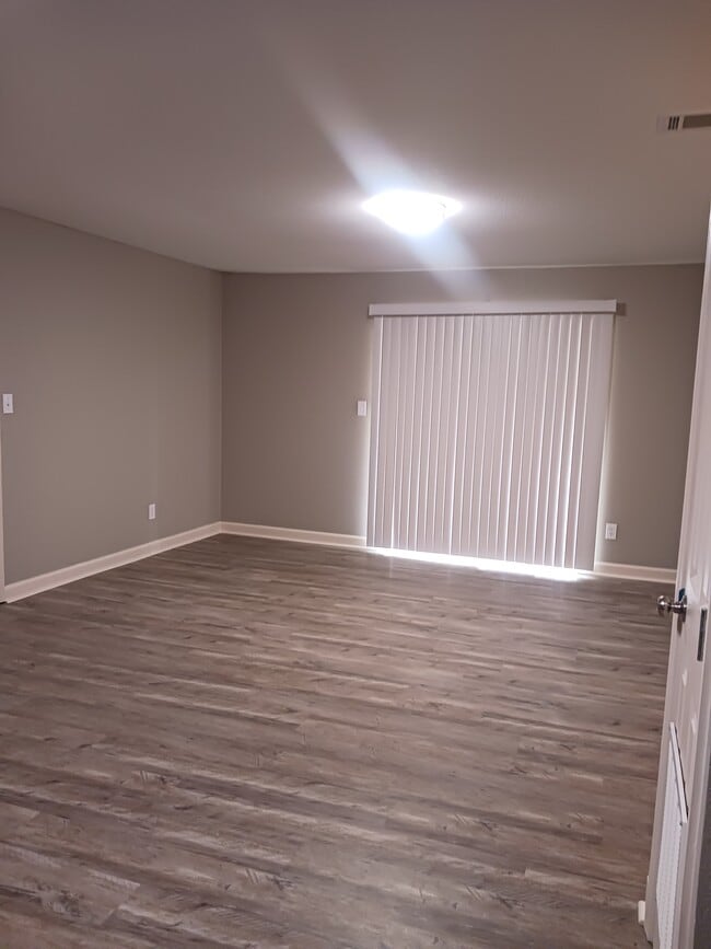 Photo - Pines Apartments