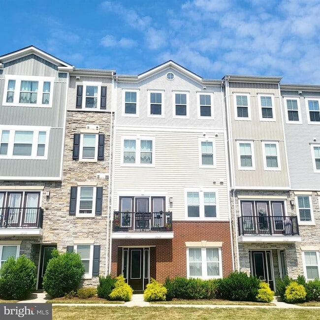 Building Photo - Welcome to your new home in the heart of L...