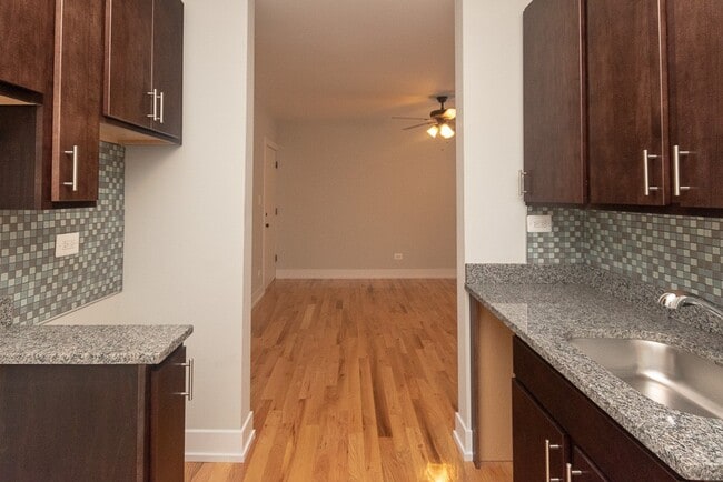 Photo - 814 W Cornelia Ave Unit J06W