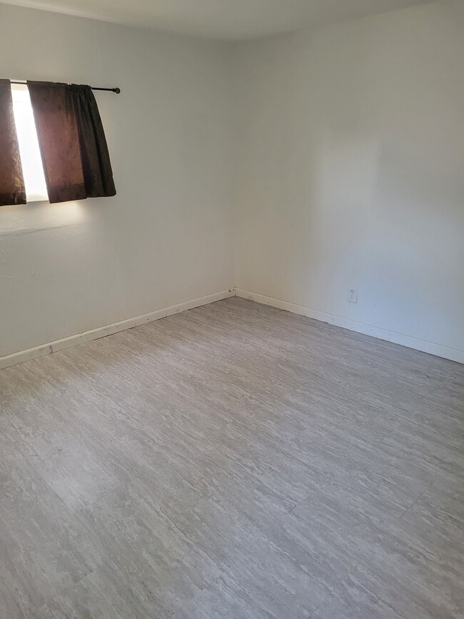 Photo - 300 Avenue C1