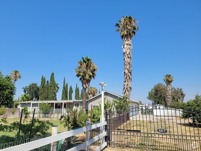 Building Photo - Cozy 2-Bedroom Home with Huge Garage in Kn...