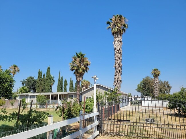 Cozy 2-Bedroom Home with Huge Garage in Kn... - Cozy 2-Bedroom Home with Huge Garage in Kn...