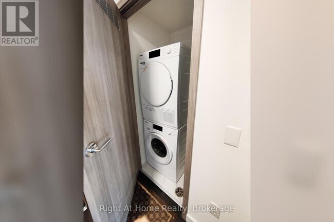 Photo - 1 Concord Cityplace Wy Unité 1907