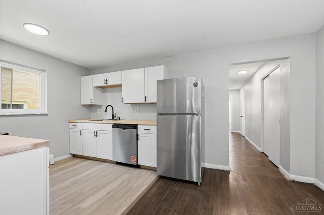 Building Photo - 6155 Ridge Ave Unit 2
