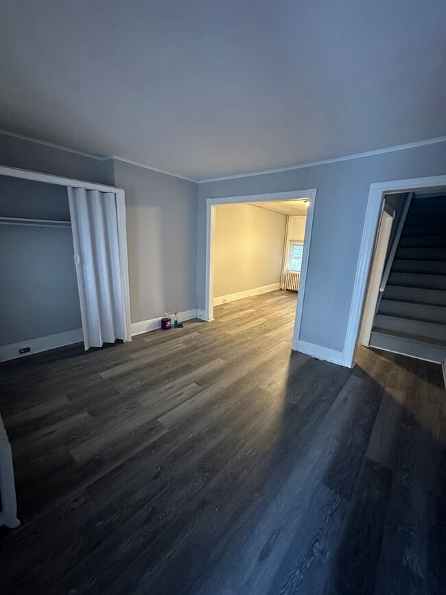 Building Photo - 3 Bed, 1 bath rowhome available!