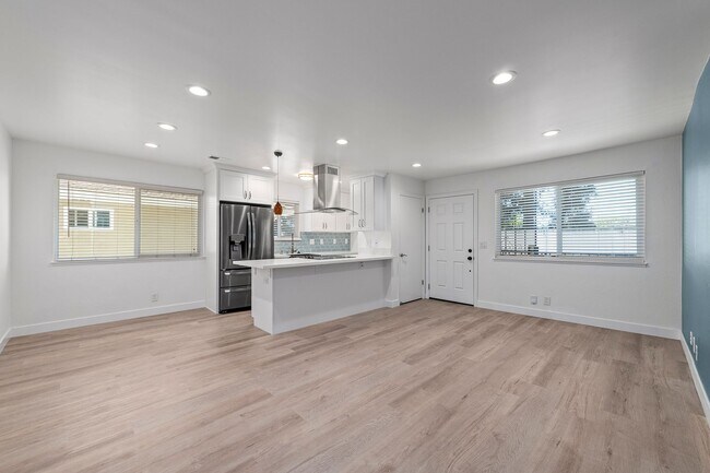 Photo - Upstairs 2 bedroom 1 bathroom Condo! Unit 4