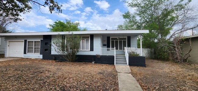 Building Photo - For Rent- Terrell Hills -2bed, 2 bath Home