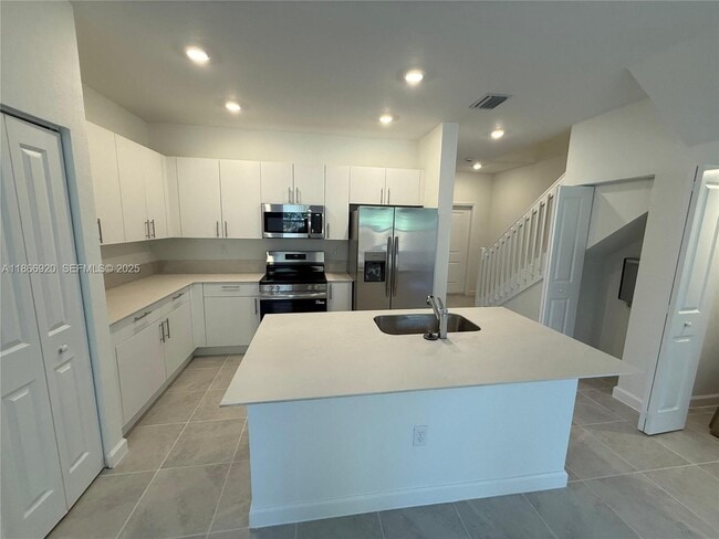 Building Photo - 184 SE 10th St