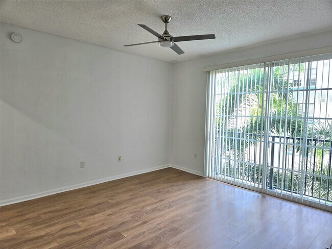 Photo - 533 NE 3rd Ave