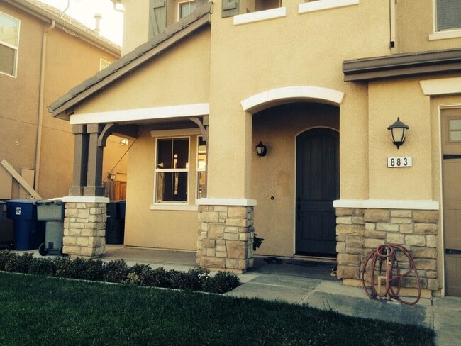 Building Photo - Spacious 5-Bedroom, 2.5-Bath Home for Rent in Madera