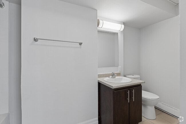 1BR, 1BA - 730SF - Bathroom
