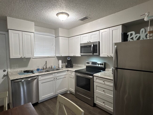 Building Photo - Fully Renovated 2 Bed / 1 Bath Apartment! ...