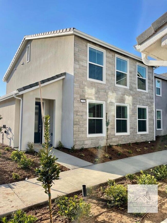 Building Photo - 2710 E Tamarind Dr