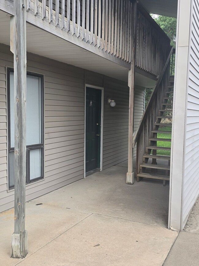Building Photo - 2 Bedroom 1 Bathroom Apartment in heart of Osage Beach! Unit 854 Hwy D #36