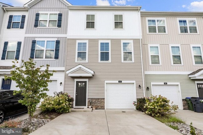 Building Photo - 402 Honeyberry Ln