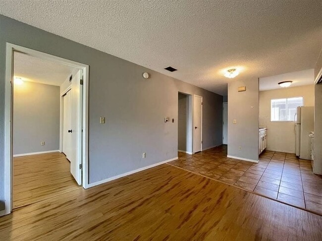 Building Photo - 3150 Lakeside Dr
