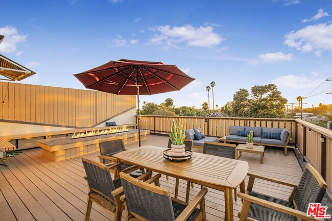 Photo - 661 Broadway St