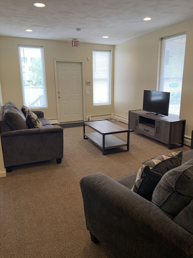 Photo - 382 Brook St