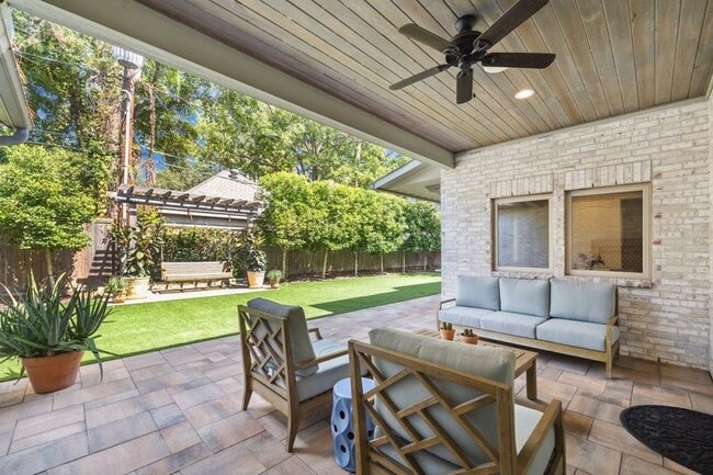 Building Photo - 12222 Old Oaks Dr