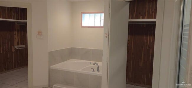 Photo - 11 Jasmine Ave W