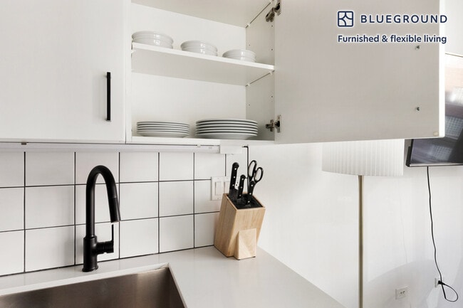 Photo - 61 W Erie St Unidad FL3-ID1400