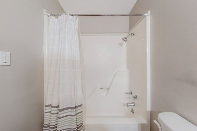 Building Photo - Welcome home to this beautifully maintaine...