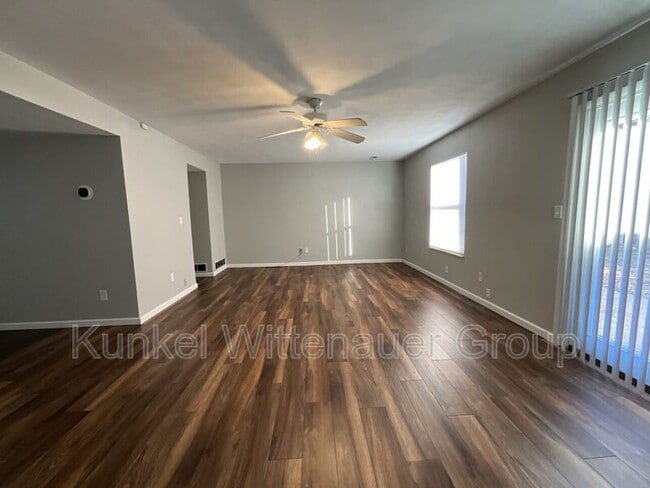 Photo - 415 Williamsburg Dr